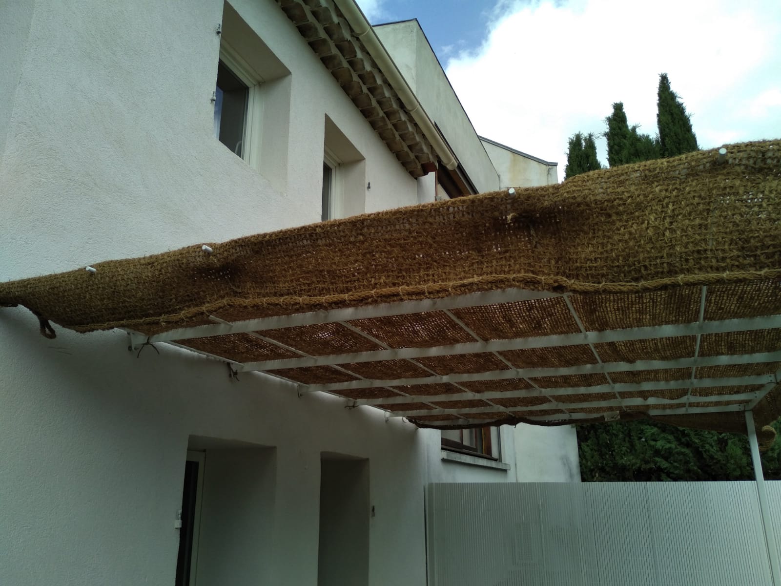 https://mon-artisan-ferronnier.com/wp-content/uploads/2023/03/pergola-acier-ferronnier-provence.jpg
